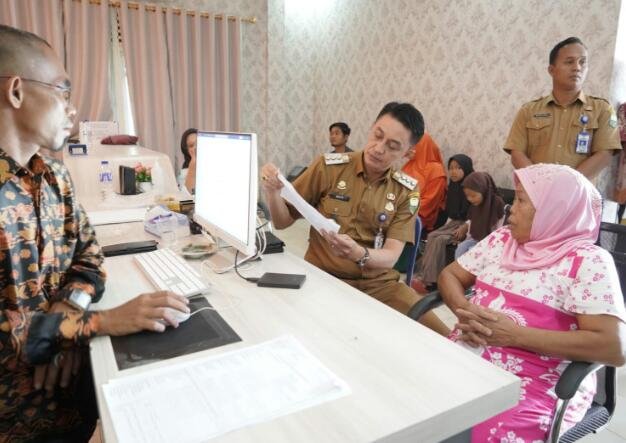 Pj Bupati Muaro Jambi Tinjau Perekaman E-KTP Dikantor Desa Muhajirin Jaluko