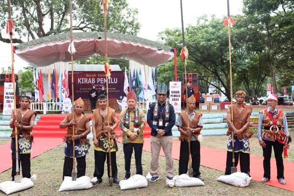 Kabupaten Tapin Serah Terima Kirab Pemilu 2024 Sosialisasikan Pemilu Dari Kota Hingga Desa