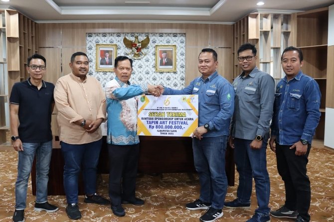 Bupati Serahkan Bantuan CSR PT.BRE Ke Panitia Tapin Art Festival Sekitar Rp 800 Juta