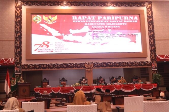 
					Bupati Mojokerto Sampaikan Nota Penjelasan Rancangan KUA PPAS PAPBD 2023 Di Hadapan Dewan, Inilah Prioritas Anggarannya
