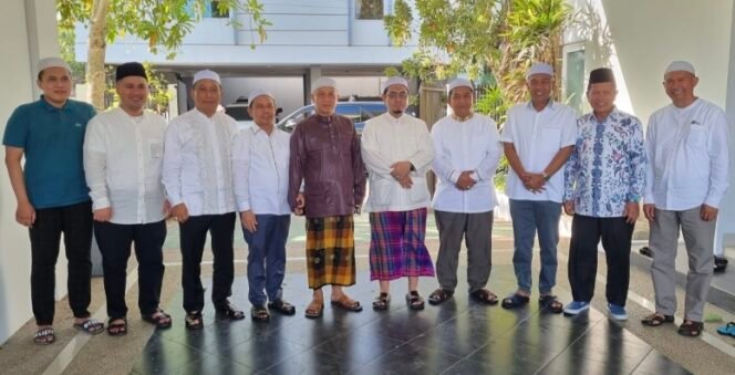 
					HM.Yamani Calon Bupati Tapin Bersama Calon Bupati HSS Didampingi Tokoh Pendukungnya Rangkul Alim Ulama
