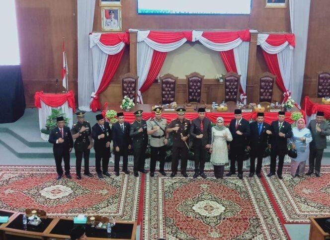 
					Rapat Paripurna Mendengarkan Pidato Presiden RI ir. Joko Widodo Dalam Rangka Hari kemerdekaan Republik Indonesia ke78
