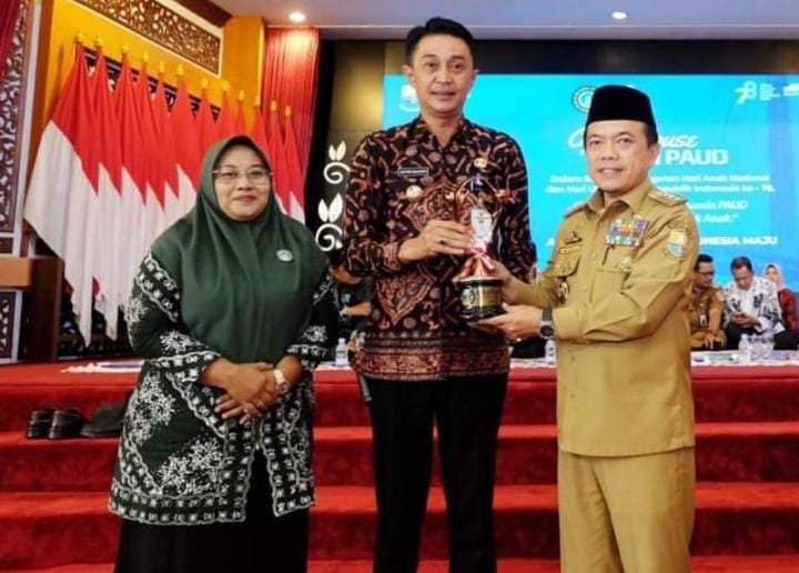 Pj Bupati muaro jambi Terima pengharagaan KLA Tahun 2023 dengan katagori Pratama