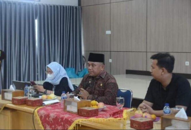 
					Sekda Budhi hartono membuka pelatihan pengembangan kapasitas usaha Literasi keuangan dan Digital