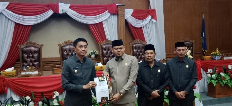 Pj bupati muaro jambi menghadiri rapat paripurna penyampaian resmi Ranperda perubahan APBD tahun 2023