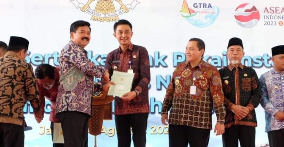 Pemerintah Kabupaten Muaro Jambi Terima Sertipikat Hak Pakai Candi Muaro Jambi