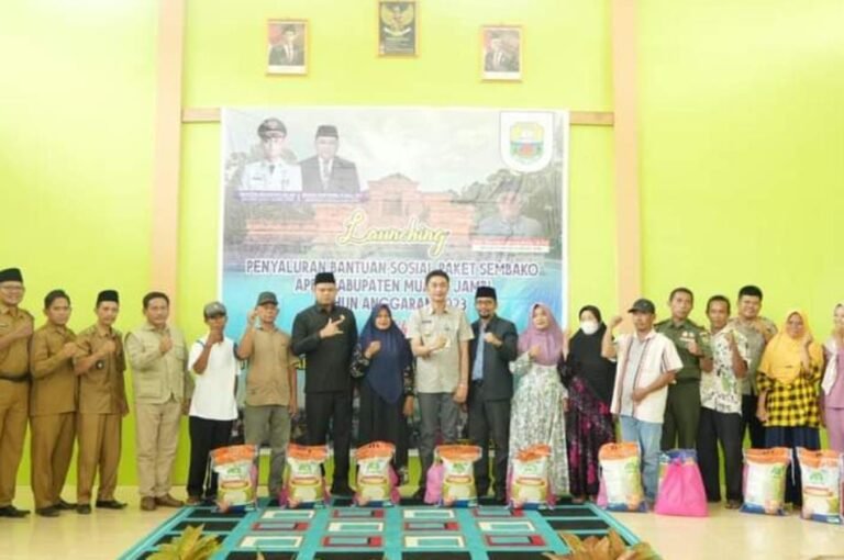 Pemkab Muaro Jambi Salurkan Bantuan Sosial Kewarga Masyarakat Kecamatan Bahar Utara