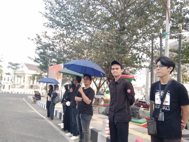 Kerukunan Mahasiswa Tapin Sampaikan Aspirasi Karhutla dan Bagikan Masker
