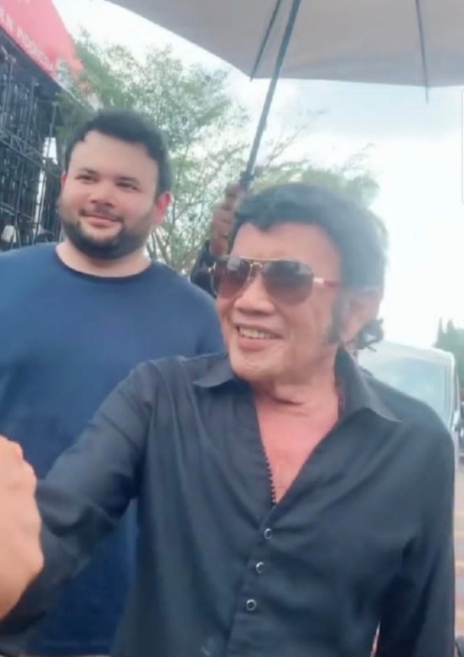 Raja Dangdut H.Rhoma Irama Dendangkan Lagu Cinta Pengantin Buat Hallikhwal Pengunjung Bergoyang