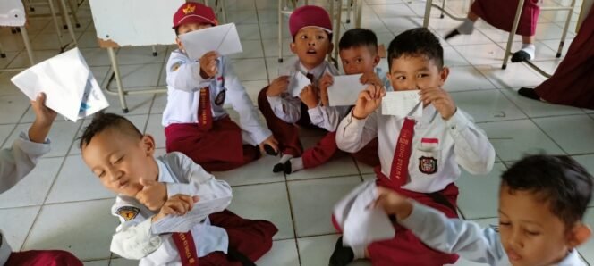 
					Guru Bimbing Siswanya Berkreasi Mandiri Menuju Sekolah Adiwiyata