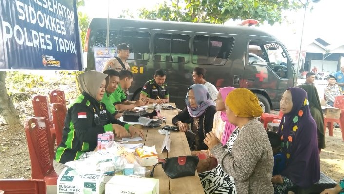 Polres Tapin Dan Polsek CLU Bagi-Bagi Sembako Hingga Pengobatan Gratis