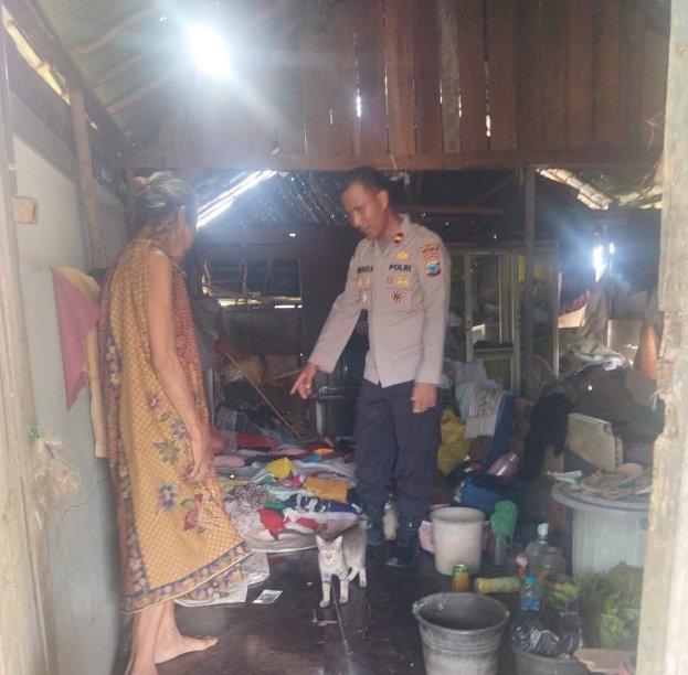 Aksi Kerja Nyata Kapolsek CLU, Bangun Rumah Layak Huni Bagi Lansia Yang Membutuhkan