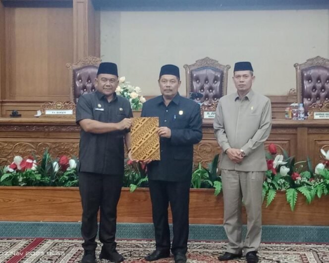 
					DPRD MUARO JAMBI gelar Rapat Paripurna Mendengar jawaban Bupati Terhadap pandangan umum fraksi-fraksi Dewan tentang Dua Ranperda