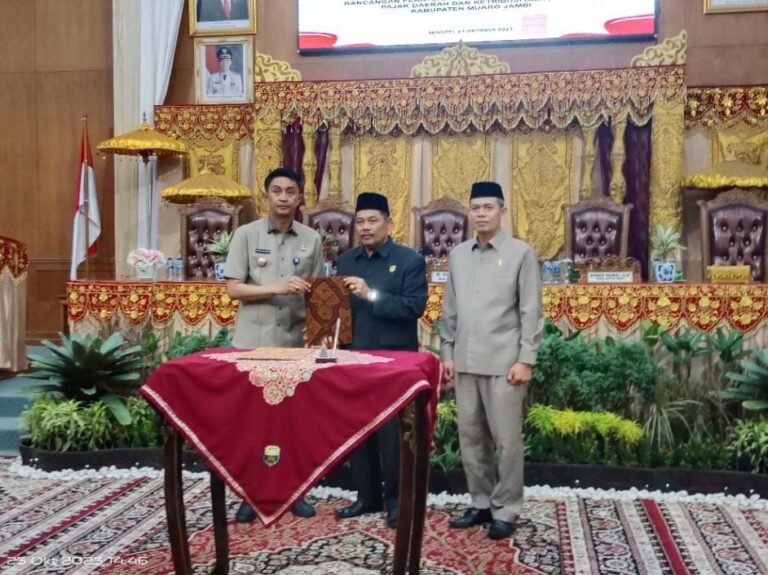 DPRD Muaro jambi gelar Rapat paripurna persetujuan Pendapat fraksi-fraksi Dan penandatanganan Ranperda