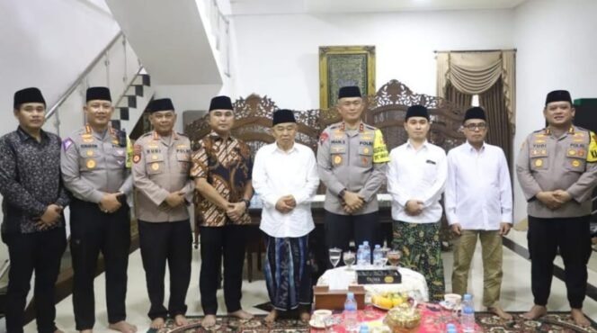 
					Kapolda Jatim Kunjungi Tiga Ponpes Terkemuka Guna Perkuat Silaturahmi Untuk Kamtibmas