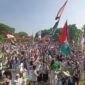 Bagikan Semangka, Ribuan Warga Sidoarjo Gelar Aksi Bela Palestina
