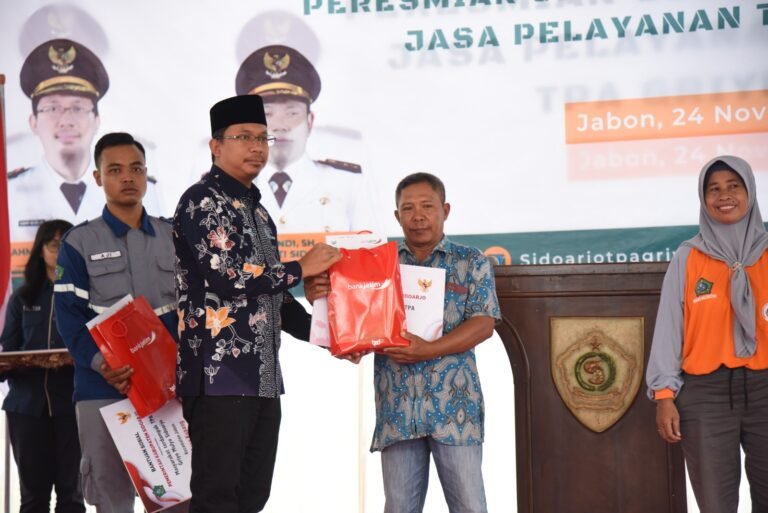 Bupati Gus Muhdlor Salurkan Bantuan Senilai Rp.1 Miliar untuk 3.599 KK di Sekitar TPA Jabon