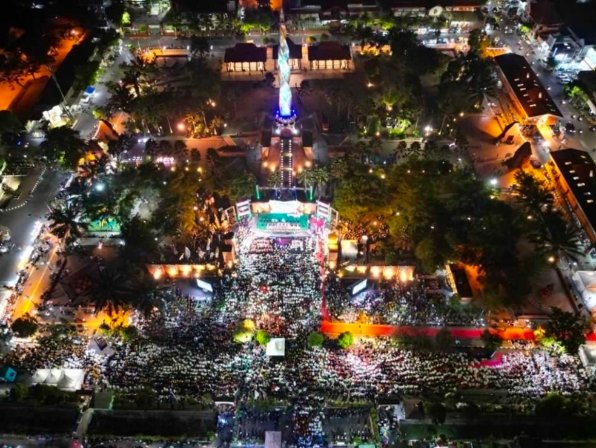 Ning Ita Bersama Ustadzah Cantik Mumpuni & Ratu Kendang Mampu Goyang Alun-Alun Kota Mojokerto