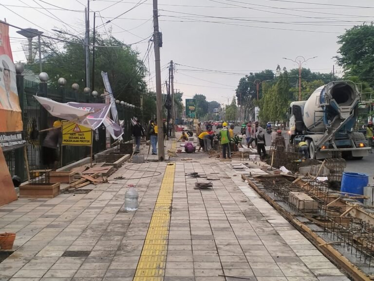 Terlihat Bersih, Gus Muhdlor Lebarkan Trotoar Depan GOR Sidoarjo Bikin Nyaman Pejalan Kaki