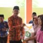 Bupati Sidoarjo Salurkan Bantuan Pangan Tahap II kepada 93.635 KPM