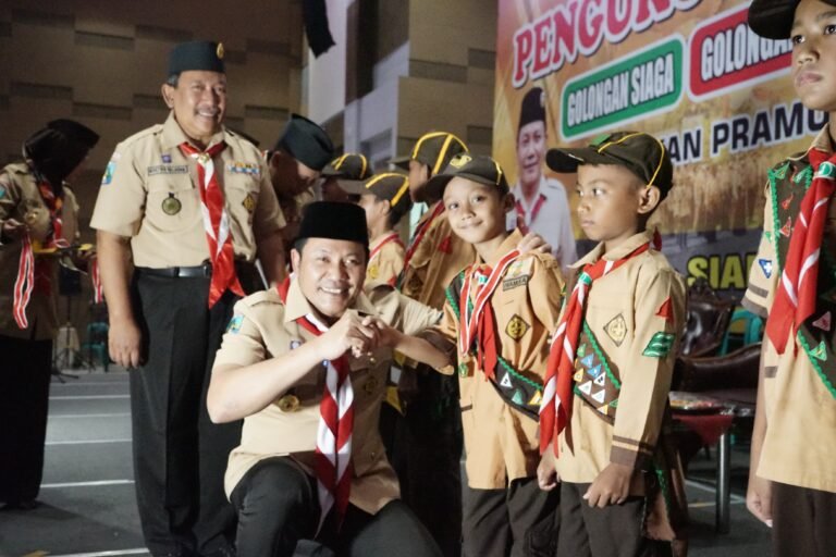 Ketua Kwarcab Sidoarjo Kak.Subandi Mengukuhkan 1.086 Pramuka Garuda