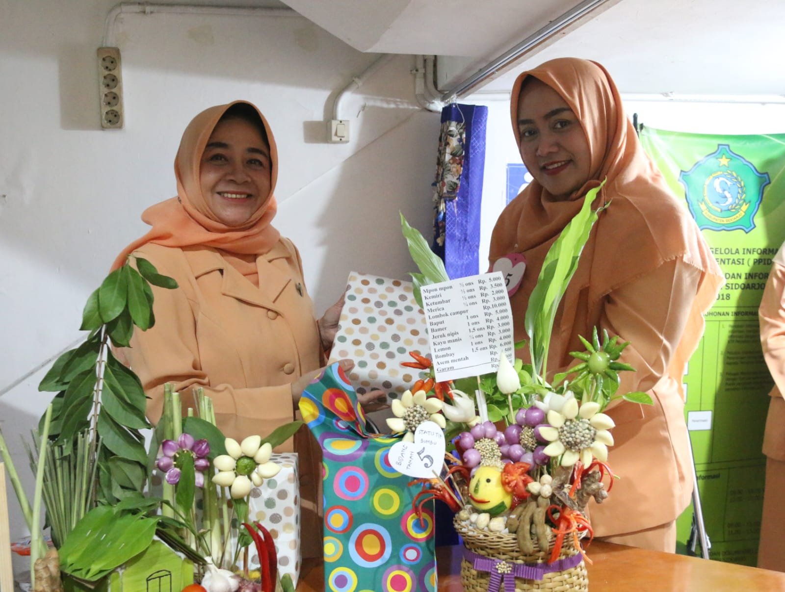 Peringati Hari Ibu, DWP Diskominfo Sidoarjo Gelar Lomba Merangkai Bumbu Dapur