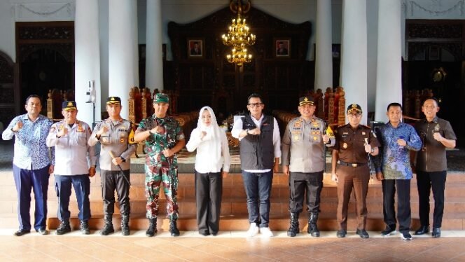 
					Forkopimda Mojokerto Raya, Tinjau Kesiapan Gereja dan Posyan Nataru
