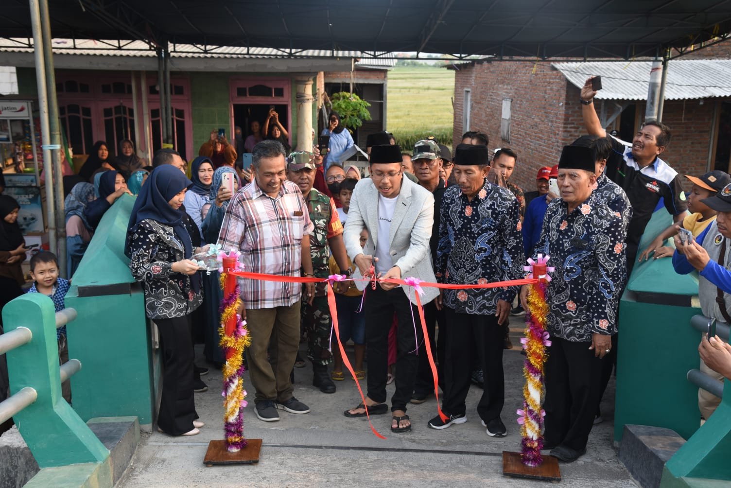 Gus Muhdlor Syukuran Bersama Warga Atas Rampungnya  Pembangunan Jembatan Shirotol Mustaqim Klurak Sidoarjo