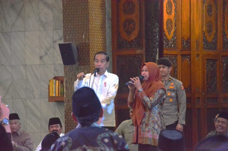 Presiden Jokowi Serahkan 1.000 Sertifikat Tanah Wakaf di Masjid Agung Sidoarjo