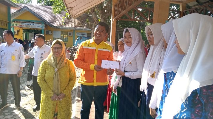 Dinas Pendidikan Tapin Bersama PT.BRE Berpartisipasi Beri Bantuan Beasiswa Bagi Pelajar
