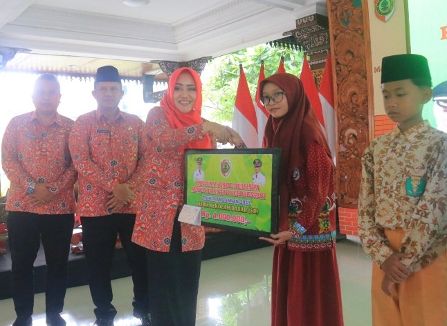 Bupati Mojokerto Serahkan Beasiswa 1,1 Miliar, Ini Penerimanya