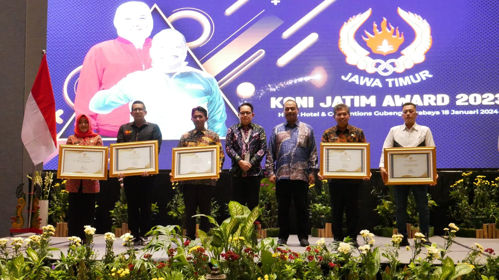 Bupati Sidoarjo Raih Penghargaan Peduli Olahraga Pada Ajang KONI Jatim Award 2023