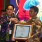 Bupati Sidoarjo Raih Penghargaan Peduli Olahraga Pada Ajang KONI Jatim Award 2023
