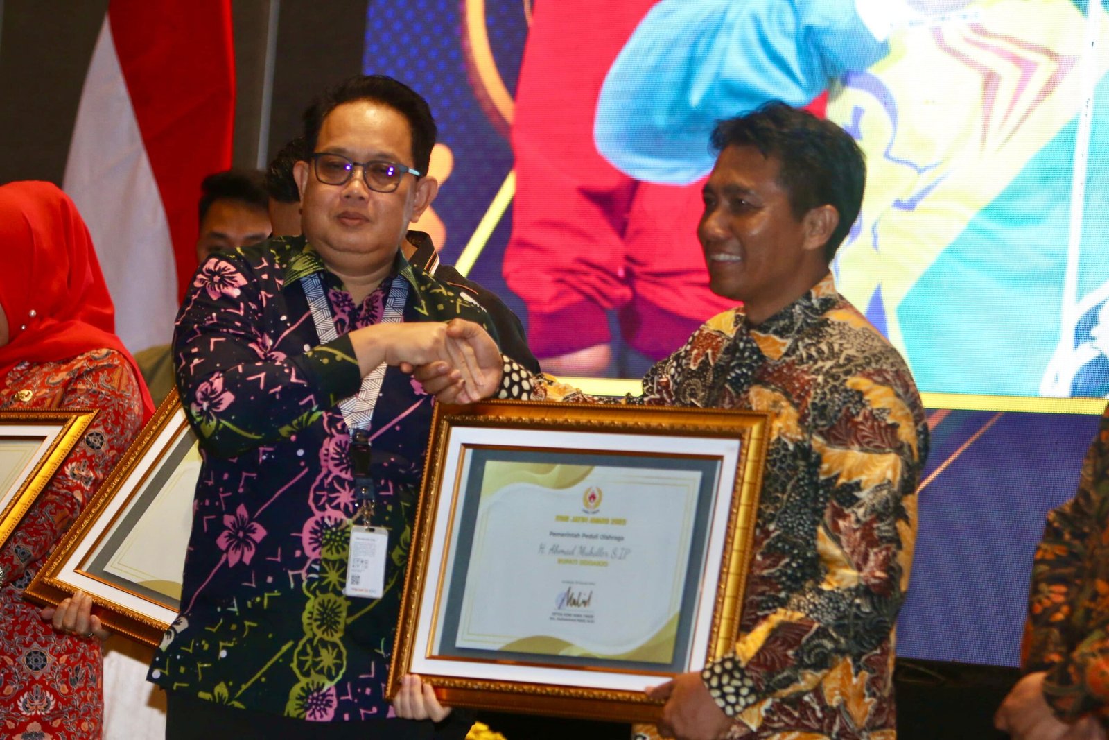 Bupati Sidoarjo Raih Penghargaan Peduli Olahraga Pada Ajang KONI Jatim Award 2023