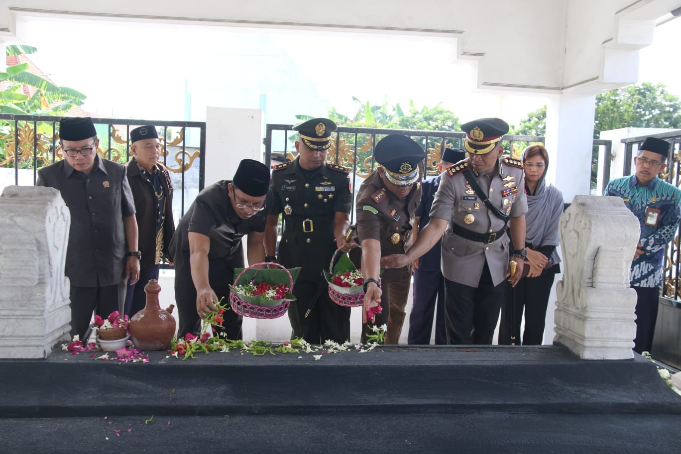 Harjasda ke 165, Gus Muhdlor Bersama Forkopimda Ziarah Makam Bupati Sidoarjo Terdahulu