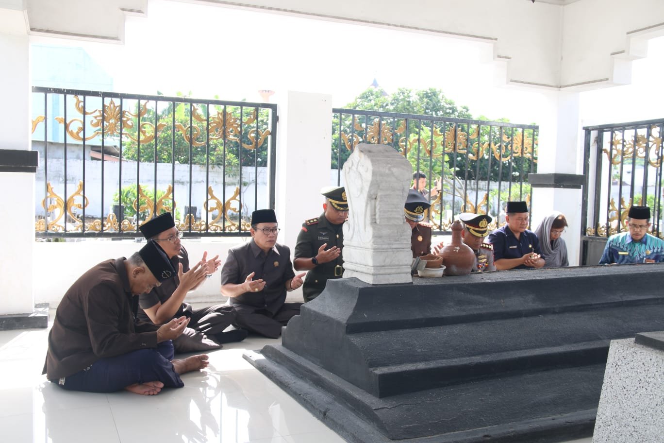 Harjasda ke 165, Gus Muhdlor Bersama Forkopimda Ziarah Makam Bupati Sidoarjo Terdahulu