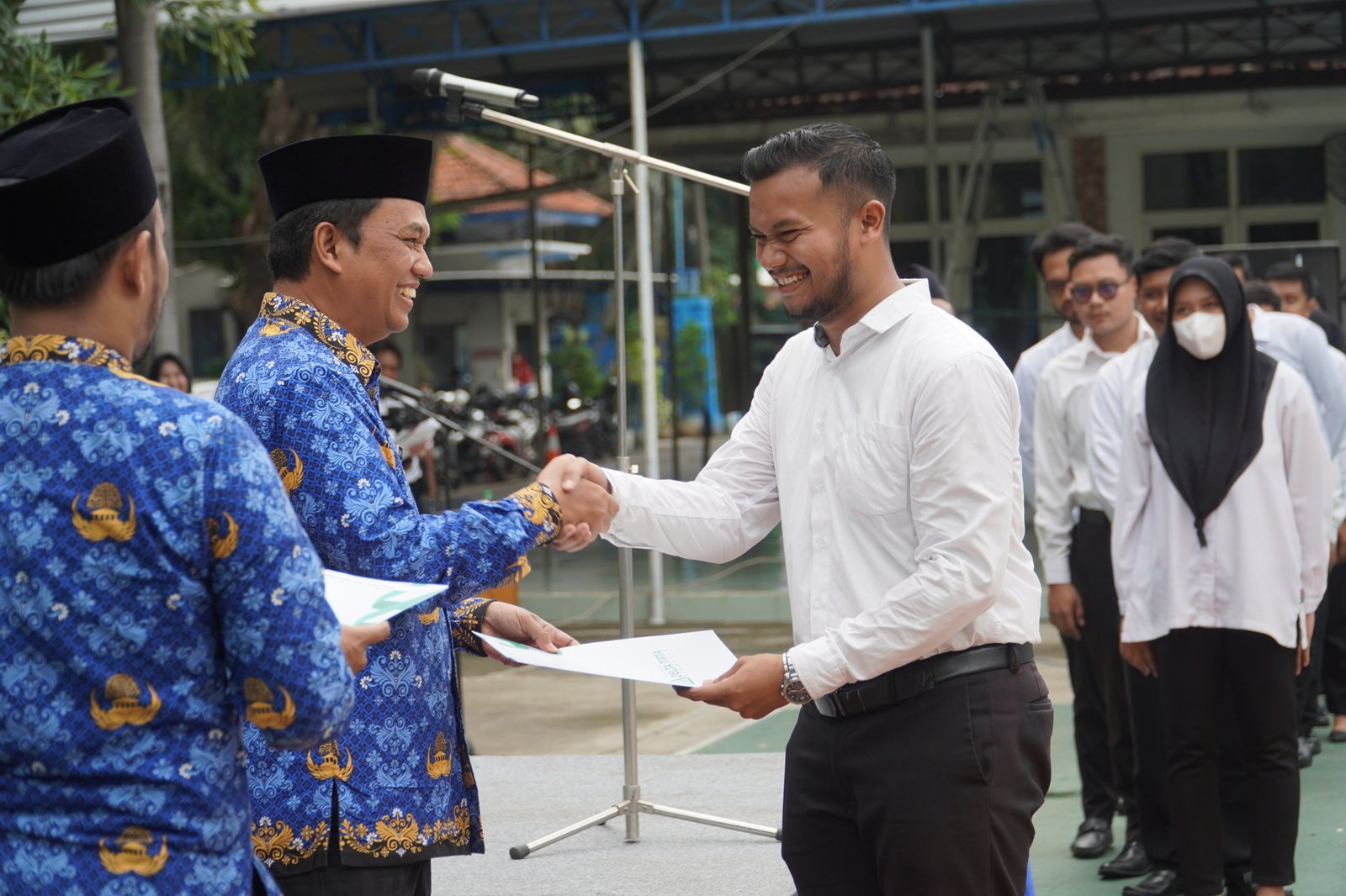 130 Tenaga Kontrak Perumda Delta Tirta Sidoarjo Terima SK Karyawan Tetap