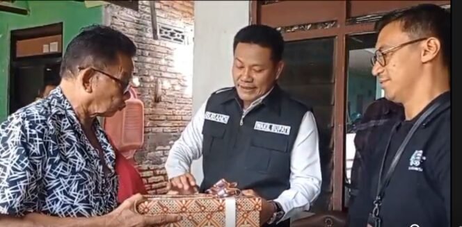 
					Wabup Subandi  Sidak Warga Sedati Gede yang menderita Kanker Kulit