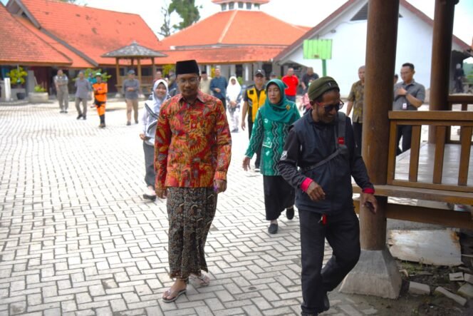 
					Gus Muhdlor Tinjau SMPN 2 Tanggulangin, Cek Penyebab Banjir Lama Surut