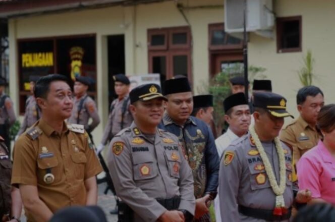 
					Ketua DPRD Kabupaten Muaro Jambi Menghadiri Penyambutan Kapolres Yang Baru AKBP Wahyu Istanto Bram Widarso, S.H., S.I.K., M.I.K Beserta Ny. Lina Bram