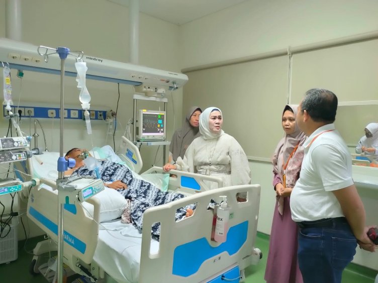 PJ.Bupati Tapin Beserta Istri Besuk Pasien Korban Laka