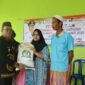 PJ Bupati Tapin Salurkan Bantuan CPP Untuk Warganya Di Desa Kepayang
