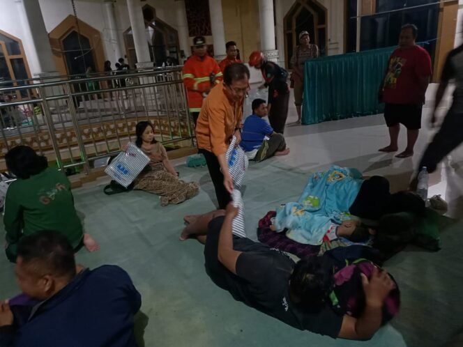 
					Bupati Sidoarjo Pastikan Bantuan Untuk Ratusan Korban Banjir Terpenuhi