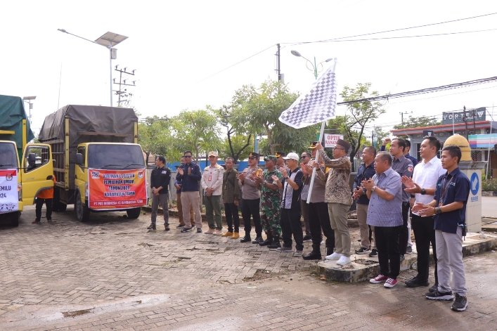 KPU Tapin Mulai Distribusikan Logistik Pemilu 2024, PJ.Bupati Melepas Ditandai Pengibaran Bendera
