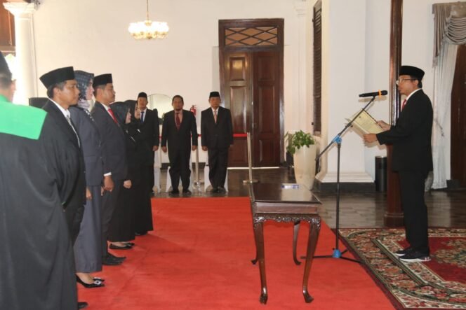 
					Bupati Sidoarjo Lantik 5 Pejabat Baru, Salah Satunya Kadisporapar