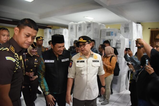 
					Wabup Sidoarjo Dampingi Plh. Gubernur Jatim Tinjau Logistik Pemilu