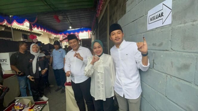 
					Wabup Subandi beserta keluarga Gunakan Hak Suaranya Coblos di TPS 04 Desa Pabean,Sedati
