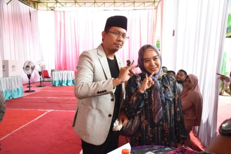 Nyoblos di TPS 09 Bersama Gus Ali, Gus Muhdlor dan Ning Sasha Tunjukkan Jari Celup Tinta