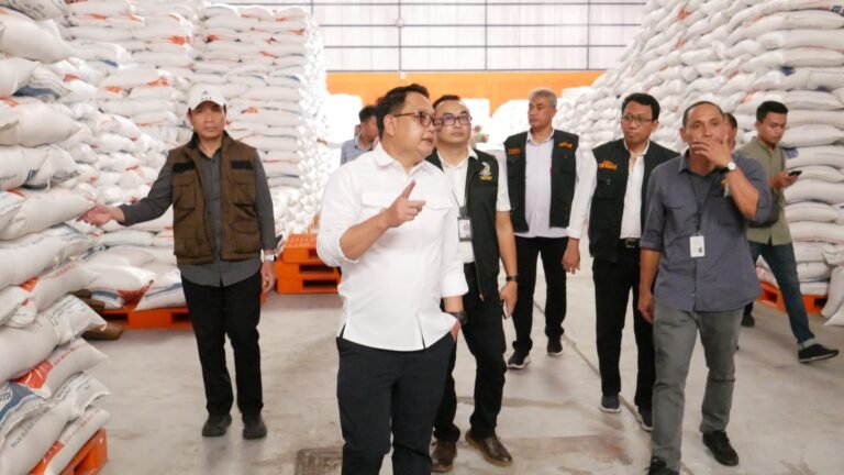 Pj.Gubernur Jatim Adhy Karyono Lakukan Kunjungan Kerja Tinjau Gudang BULOG Sidoarjo dan Pasar Larangan