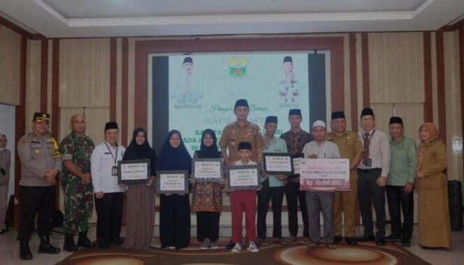 
					Pj Bupati Muaro Jambi Serahkan Bonus Kepada Kafilah MTQ Untuk Provinsi Jambi